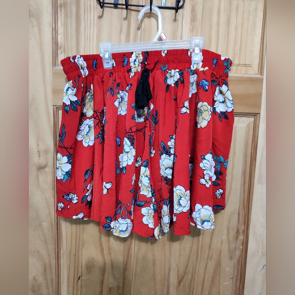 Woman plus size flower shorts